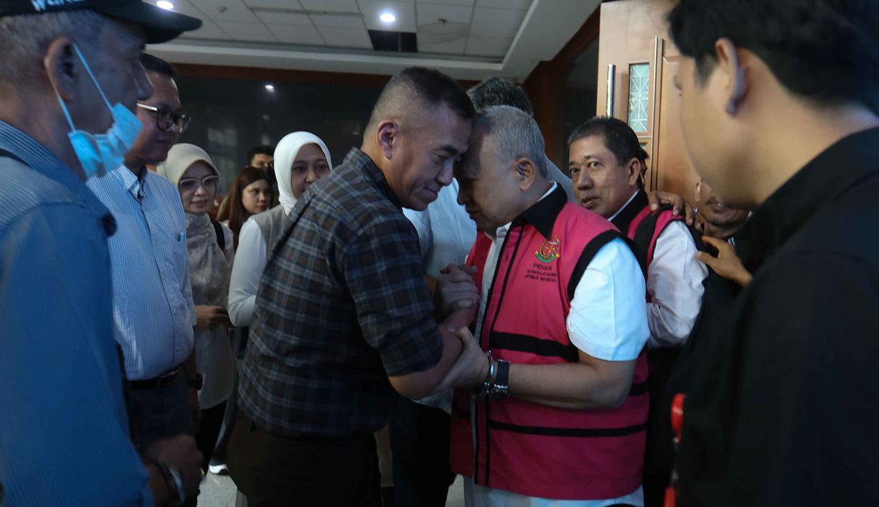 Vonis ini lebih ringan dibanding tuntutan Jaksa Penuntut Umum (JPU) yang sebelumnya menuntut Alfian Nasution dengan 14 tahun penjara dan Hanung Budya Yuktyanta dengan 8 tahun penjara. Tampak dalam foto, Vice President Supply dan Distribusi Kantor Pusat PT Pertamina periode 2011-2015, Alfian Nasution (kanan), bersama Direktur Pemasaran dan Niaga PT Pertamina tahun 2014, Hanung Budya Yuktyanta usai mengikuti sidang pembacaan putusan di Pengadilan Tindak Pidana Korupsi (Tipikor) Jakarta, Selasa (12/5/2026). (Kapanlagi.com/Budy Susanto)