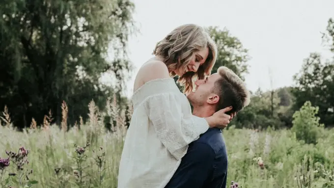 Jangan Cuma Minta, Ayo Berikan 9 Hal ini Saat Pacar Lagi Bad Mood