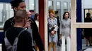 Ratu Belanda Maxima bersama Ratu Yordania Rania mendengarkan penjelasan pihak sekolah Mondriaan ROC kunjungannya di Den Haag, Belanda (21/3). Ratu Rania mendampingi suaminya Raja Yordania Abdullah II mengunjungi Belanda. (AP Photo / Peter Dejong)
