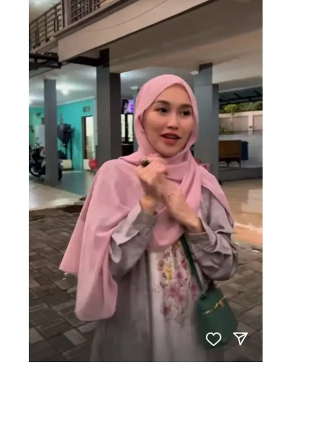 8 Potret Ayu Ting Ting Rayakan Idul Adha Tanpa Orang Tua, Tampil Berhijab