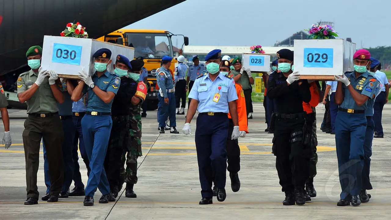 12 Jenazah Korban Pesawat AirAsia QZ8501 Tiba Di Surabaya