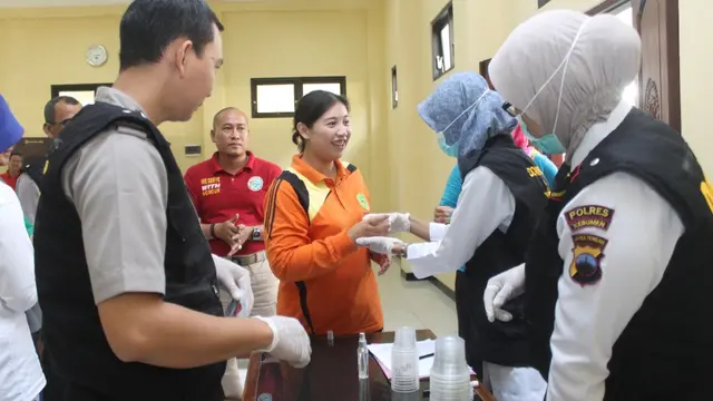 Pegawai PN Kebumen menunggu hasil stik tes narkoba. (Liputan6.com/Muhamad Ridlo)