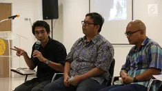 Donny Ardianto (kiri) dan para aktivis 98 saat menjadi pembicara dalam talkshow 20 tahun (Belum Tuntasnya) Reformasi di Kampus UI Salemba, Jakarta, Sabtu (19/5). Talkshow membahas Anti KKN, Supremasi Hukum dan Dwifungsi ABRI. (Liputan6.com/Fery Pradolo)