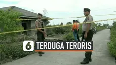 Tim Densus 88 anti teror mendatangi rumah terduga teroris HB yang telah ditangkap hari Senin (18/11). Dari rumah terduga, polisi sita sejumlah barang bukti.