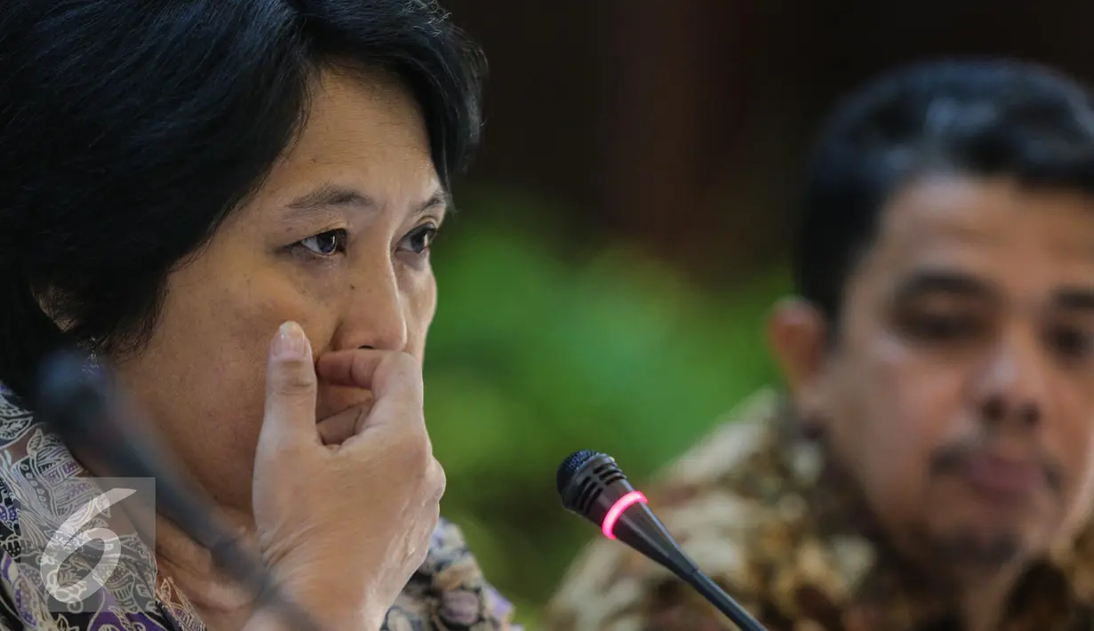 Ketua Pansel Pemilihan Calon Anggota KY, Harkristuti Harkrisnowo mengumumkan peserta yang lolos seleksi Profile Assessment di Kemensesneg, Jakarta, Kamis (9/7/2015).  Sebanyak 18 calon anggota KY lolos tes dari 34 peserta (Liputan6.com/Faizal Fanani) 