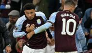 Gelandang Aston Villa asal Argentina #10, Emiliano Buendia (kanan), meninggalkan lapangan setelah digantikan oleh gelandang Aston Villa asal Inggris #19, Jadon Sancho, dalam pertandingan Phase League&nbsp;Liga Europa antara Aston Villa dan Bologna di Villa Park, Birmingham, Inggris tengah, pada 25 September 2025. (JUSTIN TALLIS/AFP)