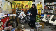 Reiko Miyoshi (60) berpose di samping motor Honda XR400R yang dia gunakannya dalam reli Paris-Dakar 1997 di "Perefa Cafe" di Matsumoto, Nagano (23/2). Miyoshi lahir di Tokyo 15 Desember 1957 merupakan pemilik esais dan kafe. (AFP Photo/Toshifumi Kitamura)