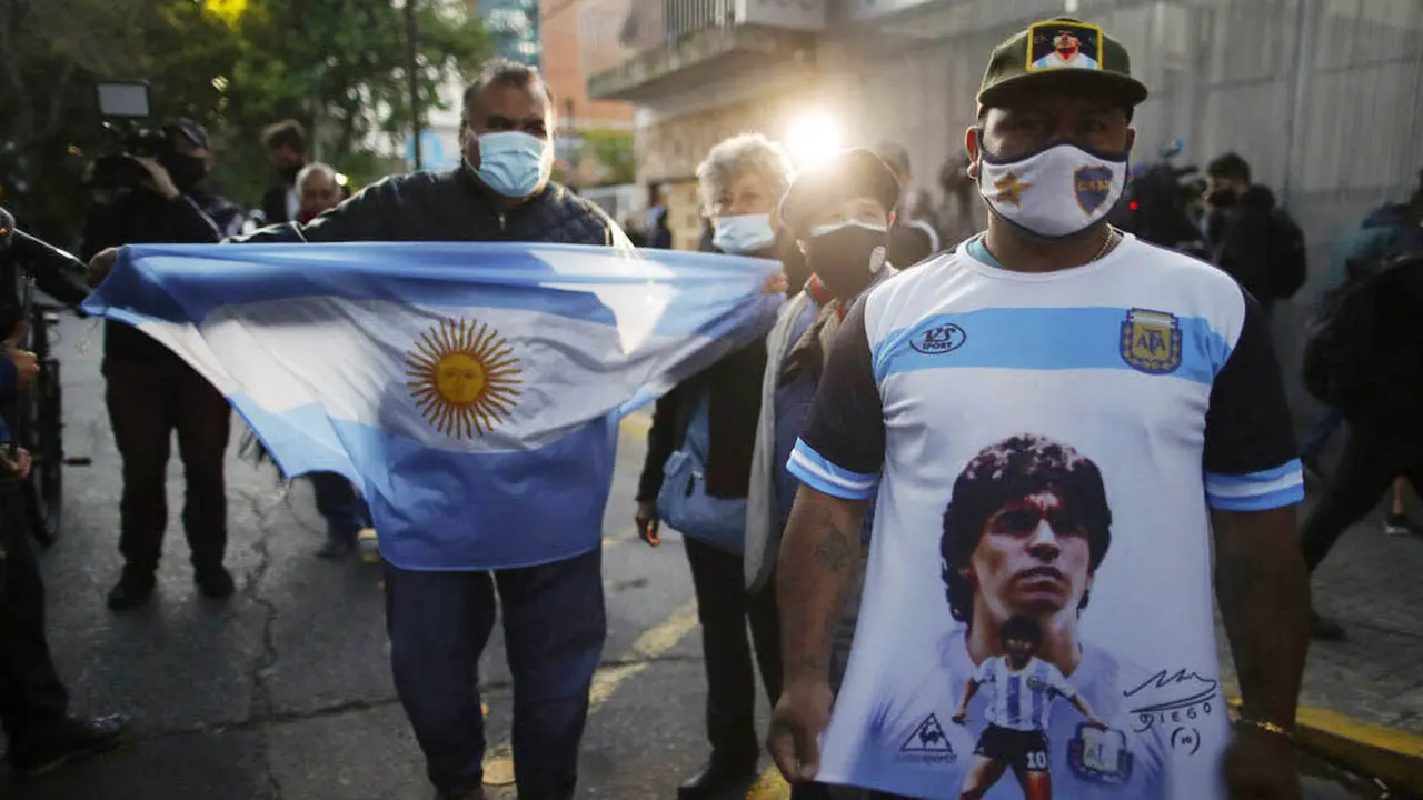 Potret Dukungan Rakyat Argentina untuk Diego Maradona yang Terbaring di Rumah Sakit