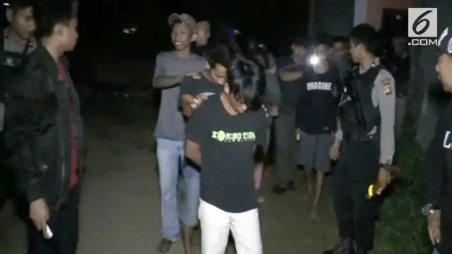 Sekelompok remaja yang tengah mengelar pesta mesum sambil mabuk-mabukan di sebuah rumah kos-kosan digerebek Petugas Satreskrim Polres Polewali Mandar Sulawesi Barat, Senin malam (22/5/2018).