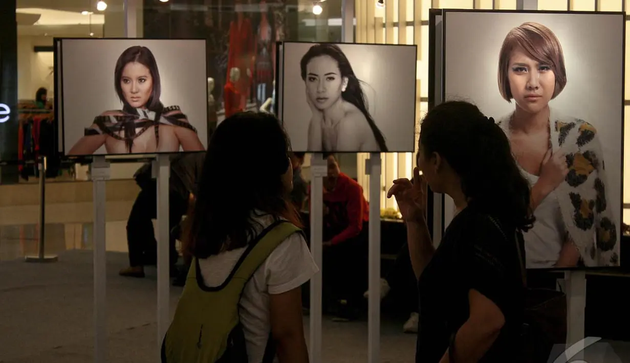 Tubuh Marcella Zalianty tampak seksi dibalut pita film dalam foto hasil jepretan Jerry Aurum, Senayan City, Jakarta, Rabu (17/9/2014) (Liputan6.com/Faizal Fanani)