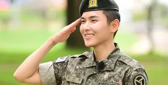 Setelah dua tahun menjalani tugas wajib militer, akhirnya Ryeowook menyelesaikannya pada 10 Juli lalu. Saat keluar dari wamil, ia disambut oleh para penggemar dan personel Super Junior. (Foto: soompi.com)