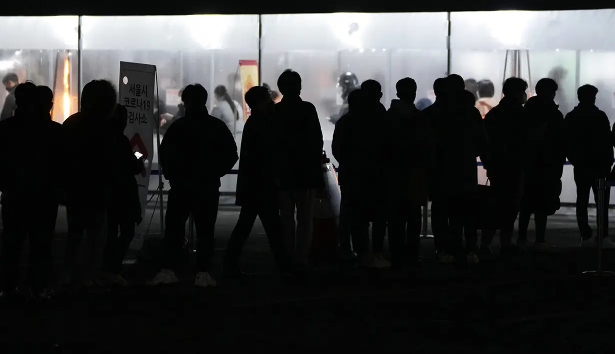 Orang-orang menunggu tes virus corona COVID-19 di tempat pengujian darurat, Seoul, Korea Selatan, Rabu (26/1/2022). Korea Selatan mengurangi periode karantina dan perluasan pengujian cepat menyusul melonjaknya kasus COVID-19. (AP Photo/Ahn Young-joon)