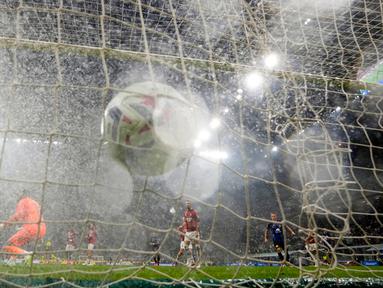 Pemain Inter Milan Henrikh Mkhitaryan mencetak gol ke gawang Inter Milan pada pertandingan sepak bola Serie A Liga Italia di Stadion San Siro, Milan, Italia, Sabtu (16/9/2023). Inter Milan manang 5-1. (AP Photo/Luca Bruno)
