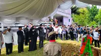 Prosesi pemakaman almarhum Ridwan Suwidi di Jalan DI Pandjaitan, ratusan pelayat mengantar kepergian peristirahatan terakhir, Senin (26/9/2022). (Liputan6.com/istimewa)