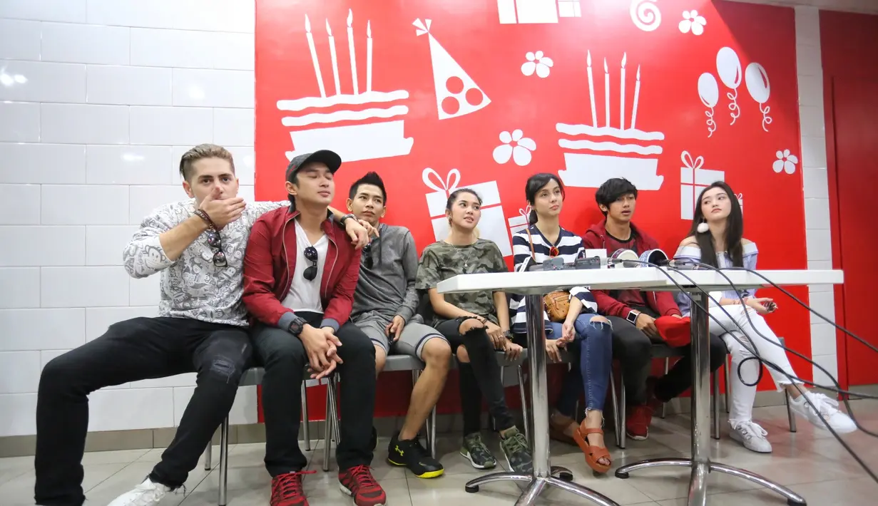 Angga, salah satu cast Anak Langit ini menyampaikan rasa bahagianya ketika bisa hadir di meet and greet kemarin dan menyapa para penggemarnya yang sedang berolahraga di area Car Free Day (CFD) tersebut. (Adrian Putra/Bintang.com)