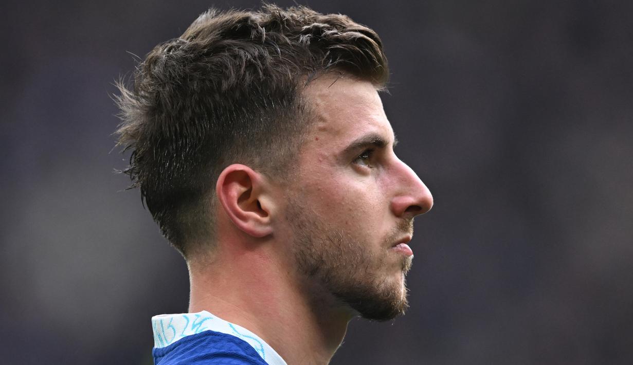 <p>Tatapan kosong pemain Chelsea, Mason Mount setelah timnya dipermalukan Tottenham Hotspur 0-2 di pekan ke-25 Premier League yang berlangsung di Tottenham Hotspur Stadium, Minggu (26/2/2023) malam WIB. (AFP/Justin Tallis)</p>