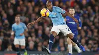 Gelandang Manchester City, Fernandinho, melepaskan umpan saat melawan Chelsea pada laga Premier League di Stadion Stamford Bridge, London, Minggu (9/12). Chelsea menang 2-0 atas City. (AFP/Adrian Dennis)