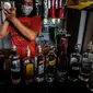 Pekerja menyiapkan minuman keras atau miras di mesin pendingin di salah satu kafe kawasan Jakarta Selatan, Selasa (2/3/2021). Aturan yang diteken oleh Presiden Joko Widodo pada 2 Februari 2021 terkait memperbolehkan masyarakat untuk berinvestasi di produk miras dicabut. (Liputan6.com/Johan Tallo)