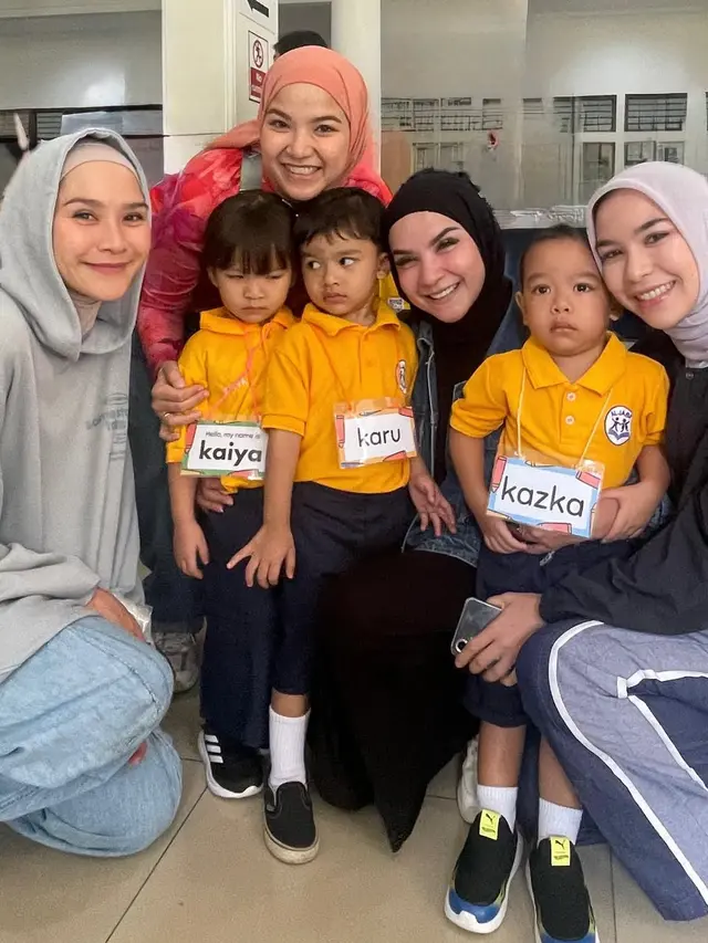 Gaya Zaskia Adya Mecca saat mengantar anak-anak sekolah menggunakan motor. [@zaskiadyamecca]