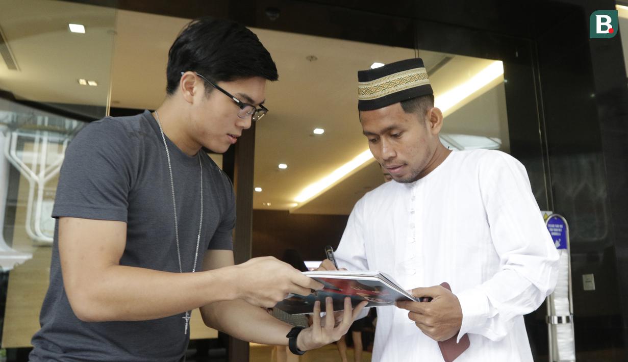 Pemain Indonesia, Andik Vermansah, memberikan tanda tangan kepada fans asal Singapura di Hotel Peninsula, Singapura, Jumat (9/11). Indonesia akan melawan Singapura pada laga Piala AFF 2018. (Bola.com/M. Iqbal Ichsan)