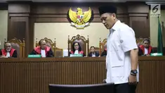 Bupati Lampung Tengah nonaktif, Mustafa saat menjalani sidang putusan di Pengadilan Tipikor, Jakarta, Senin (23/7). Mustafa dinyatakan bersalah dan dihukum tiga tahun penjara dan denda Rp 100 juta. (Liputan6.com/Helmi Fithriansyah)