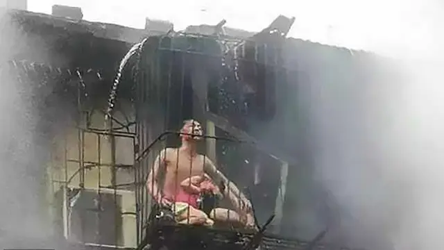 Gunakan Tubuhnya, Orang Tua Ini Lindungi Anak dari Kebakaran Rumah