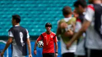 Pelatih Jerman, Joachim Loew (tengah) memimpin langsung sesi latihan jelang laga penyisihan Piala Dunia Grup G kontra Portugal di Fonte Nova Arena, Salvador, Brasil, (15/6/2014). (REUTERS/Marcos Brindicci) 