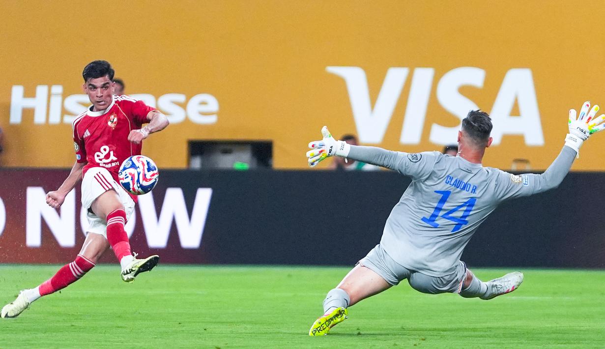 Sementara itu, striker Palestina Wessam Abou Ali mencetak hattrick dan satu gol lainnya disumbangkan Mohamed Ali Ben Romdhane untuk Al Ahly. (AP Photo/Frank Franklin II)