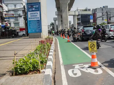 Kendaraan melintas di samping jalur khusus sepeda di Jalan Fatmawati Raya, Jakarta Selatan, Rabu (30/10/2019). Pemerintah Provinsi DKI Jakarta terpaksa menunda pembangunan jalur sepeda pada 2020 yang menelan biaya sebesar Rp73,7 miliar. (Liputan6.com/Faizal Fanani)