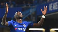 Selebrasi bek Chelsea, Alex Rudiger usai mencetak gol ke gawang Everton pada laga Piala Liga Inggris 2017/2018 di Stamford Bridge, Kamis (26/10/2017) dinihari WIB. (Glyn KIRK / AFP)