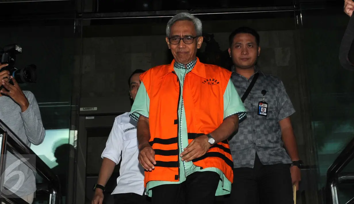Tersangka kasus dugaan korupsi pembangunan Balai Pendidikan dan Pelatihan Diklat Pelayaran Sorong tahap III pada PPSDML Kemenhub tahun 2011, Djoko Pramono berjalan keluar usai diperiksa di Gedung KPK, Jakarta, Selasa (23/2). (Liputan6.com/Helmi Afandi)