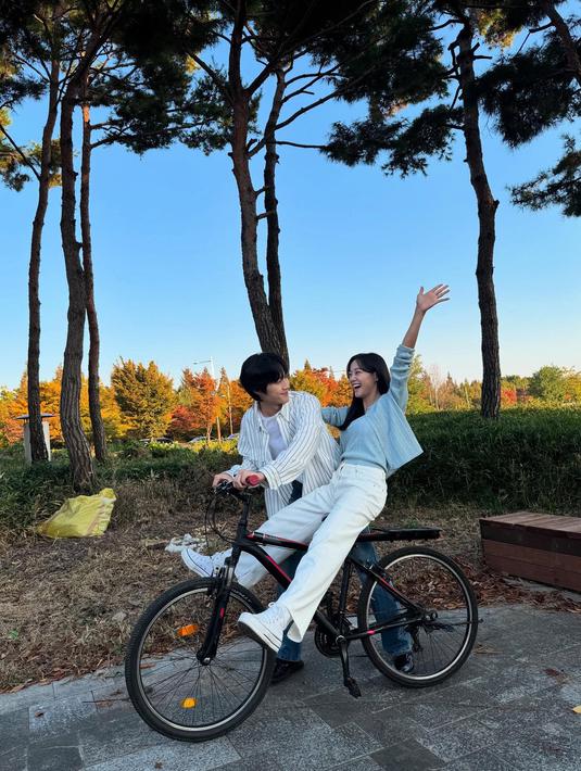 <p>Kim Se Jeong dan Lee Jong Won juga tampak akrab di lokasi syuting. Mereka terlihat sangat kompak dan berteman baik. (Foto: Instagram/ clean_0828)</p>