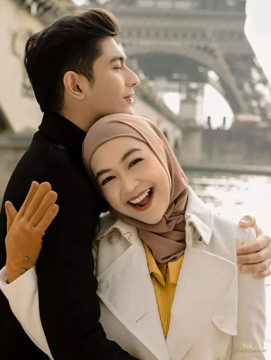 Nuansa earth tone dalam gradasi turunan coeklat, nude, dan mustard membuat gaya maternity yang klasik sekaligus trendi (Foto: Instagram @fdphotography90)