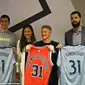 Bastian Schweinsteiger tukar kostum dengan pemain Chicago Bulls, Paul Zipser dan Nikola Mirotic (Instagram)