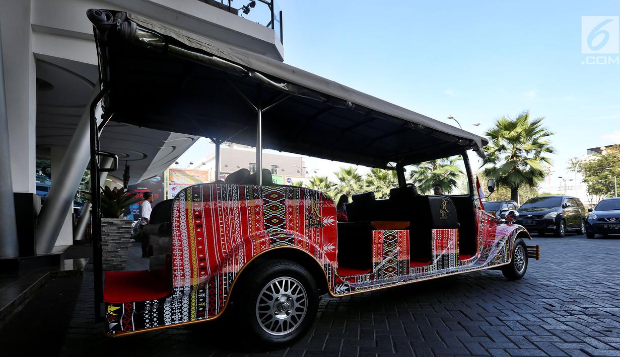 Bentuk mobil bercorak Ulos Mandailing yang akan digunakan acara ngunduh mantu Kahiyang-Bobby di Medan, Senin (20/11). Motif mobil ini disesuaikan dengan adat yang akan digunakan dalam acara ngunduh mantu Kahiyang-Bobby. (Liputan6.com/JohanTallo)