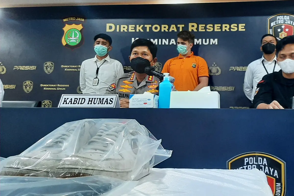 Kabid Humas Polda Metro Jaya, Kombes Endra Zulpan saat menjelaskan soal kasus pembobolan bank melalui dengan modus skimming di mesin ATM
