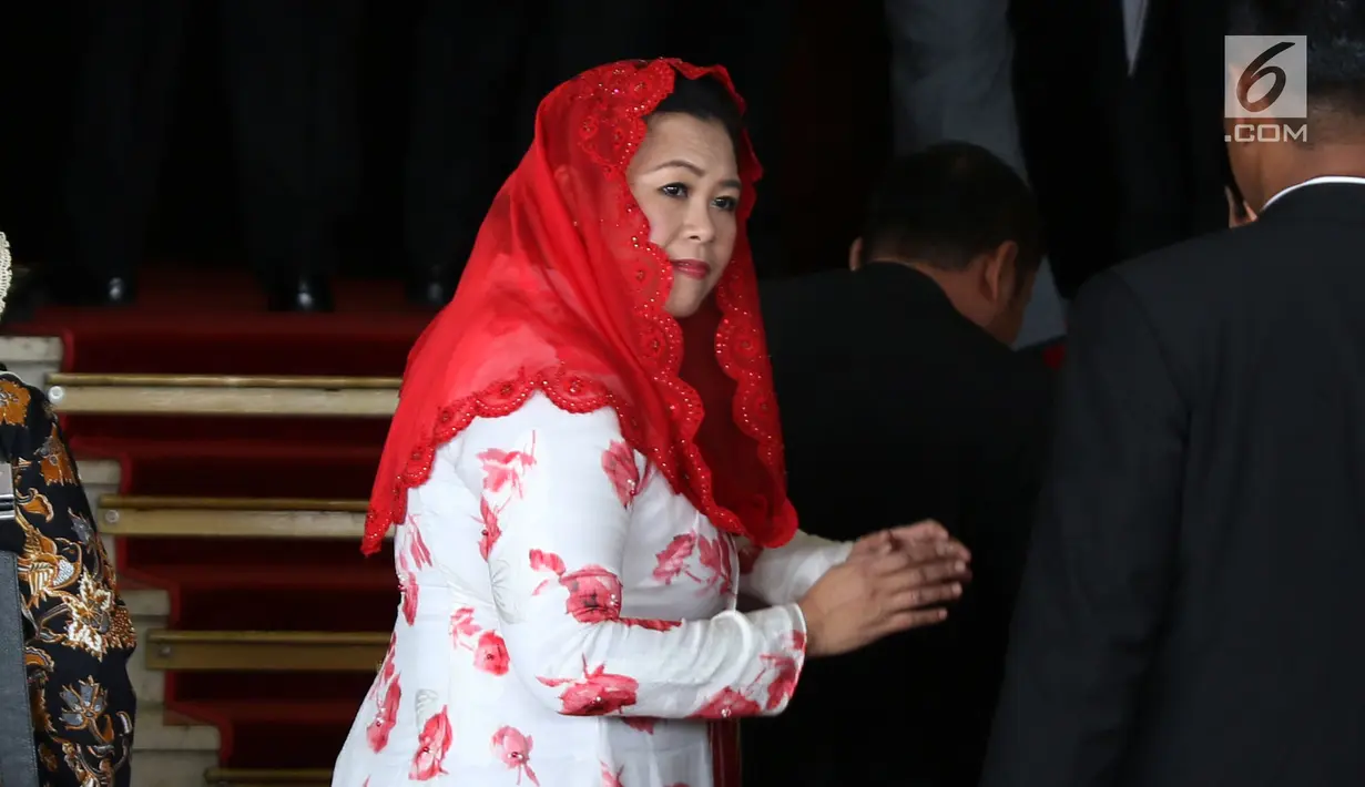 Putri Presiden ke-4 RI Abdurrahman Wahid, Yenny Wahid menghadiri acara sidang tahunan MPR 2017 di Senayan, Jakarta, Rabu (16/8). Sidang tahunan ini dihadiri para menteri kabinet kerja, anggota DPR dan pejabat negara lainnya. (Liputan6.com/Angga Yuniar)