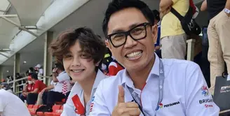 Putra bungsu Eko Patrio curi perhatian, setelah sang ayah mengunggah foto kebersamaanya saat menonton MotoGP Mandalika. Penasaran bagaimana sosoknya, yuk kita intip. @ekopatriosuper