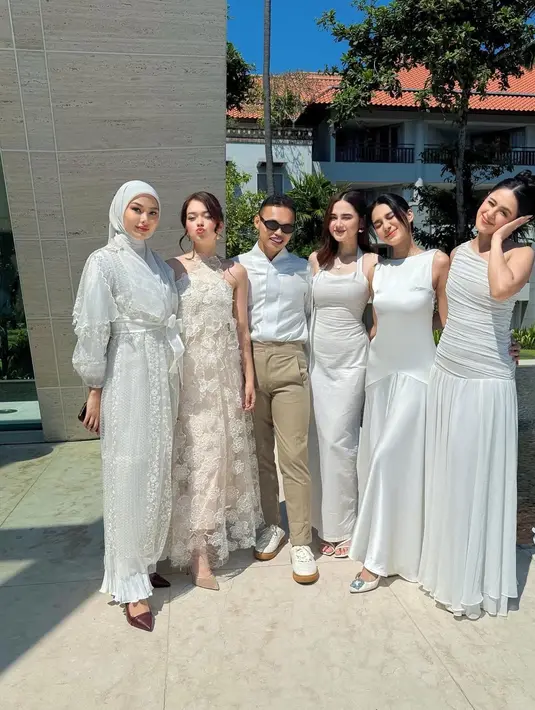 Nuansa cinta dan kehangatan terasa begitu kuat dalam pernikahan romantis Harris Vriza dan Haviza Devi yang digelar di Bali pada Jumat, 2 Mei 2025. Tak hanya momen sakral dan pemandangan indah Pulau Dewata yang mencuri perhatian, kehadiran para selebriti dalam balutan busana putih juga sukses menyita sorotan.