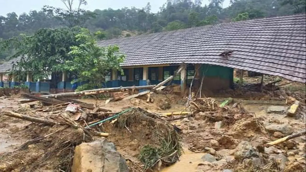 Longsor di Kecamatan Sukajaya, Bogor, Jawa Barat.