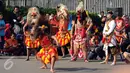 Beberapa penari reog bersiap tampil dalam Car Free Day di kawasan Jalan Jenderal Surdirman, Jakarta, Minggu (13/3/2016). Kesenian reog merupakan salah satu seni budaya yang berasal dari kabupaten Ponorogo. (Liputan6.com/Helmi Fithriansyah)