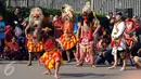 Beberapa penari reog bersiap tampil dalam Car Free Day di kawasan Jalan Jenderal Surdirman, Jakarta, Minggu (13/3/2016). Kesenian reog merupakan salah satu seni budaya yang berasal dari kabupaten Ponorogo. (Liputan6.com/Helmi Fithriansyah)