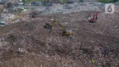 Alat berat eskavator  meratakan gunungan sampah di tempat Pembuangan Sampah Akhir (TPA) Burangkeng, Bekasi, Jawa Barat, Senin (6/5/2024). TPA Burangkeng rencananya akan memperluas lahan pembuangan sampah. (merdeka.com/Imam Buhori)