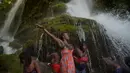 Sejumlah peziarah mandi di bawah air terjun di Saut d' Eau, Haiti (15/7). Mereka merupakan penganut Kristen Haiti yang masih percaya Voodoo. (AFP Photo/Hektor Retamal)