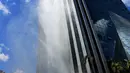 Air terjun buatan di sisi gedung pencakar langit Liebian International Plaza di Kota Guiyang, China, 20 Juli 2018. Air terjun buatan ini menggunakan air hujan dan air tanah yang dikumpulkan dalam tangki bawah tanah berukuran raksasa. (AFP/China OUT)