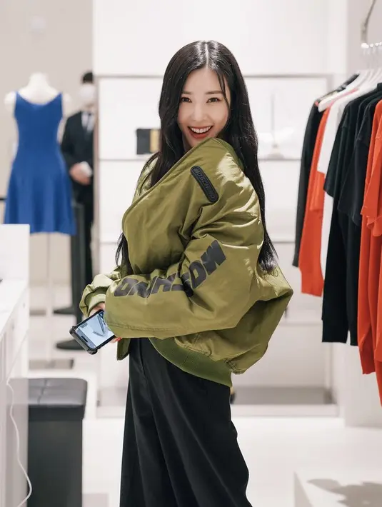 Tiffany juga stylish dengan bomber jaket oversize warna hijau army yang dipadukan rok hitamnya.  [@tiffanyyoungofficial]