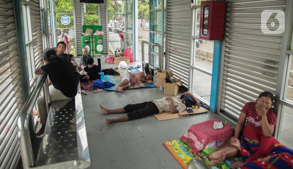Korban banjir mengungsi di Halte Transjakarta Dispenda Samsat Barat, Jakarta Barat, Jumat (3/1/2020). Para korban terpaksa mengungsi ke halte tersebut akibat kurangnya posko pengungsian di sekitar lokasi terdampak banjir. (Liputan6.com/Faizal Fanani)