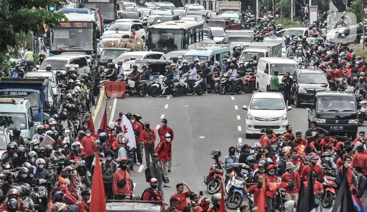 Kemacetan kendaraan akibat aksi longmarch buruh di Jalan Salemba Raya, Jakarta, Selasa (20/10/2020). Ratusan buruh dan tani dari berbagai daerah tersebut akan menggelar aksi di Istana Negara menolak UU Omnibus Law Cipta Kerja. (merdeka.com/Iqbal S. Nugroho)