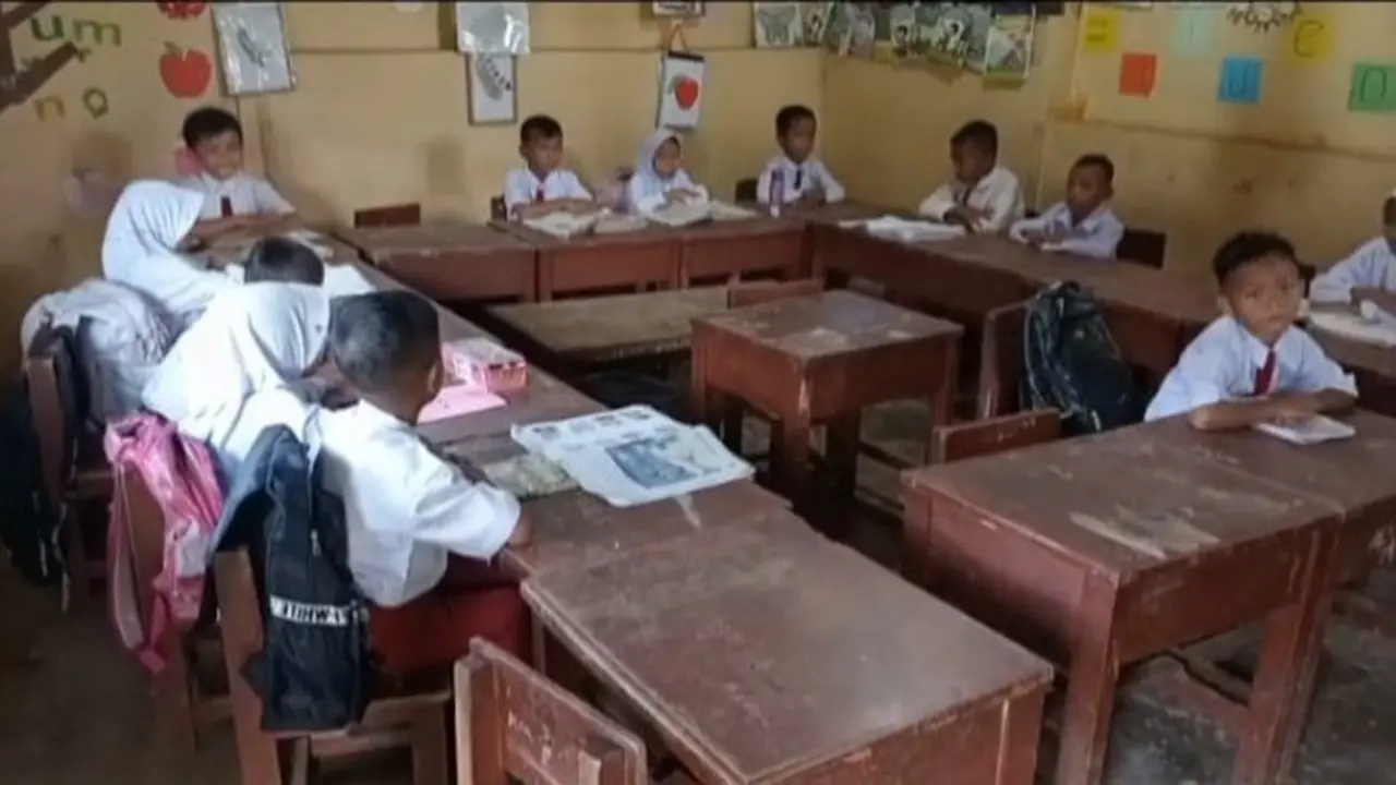 Murid SDN 002 Desa Tanjung, Kabupaten Kampar, yang belajar di ruangan bekas toilet atau WC karena kekurangan tempat belajar.