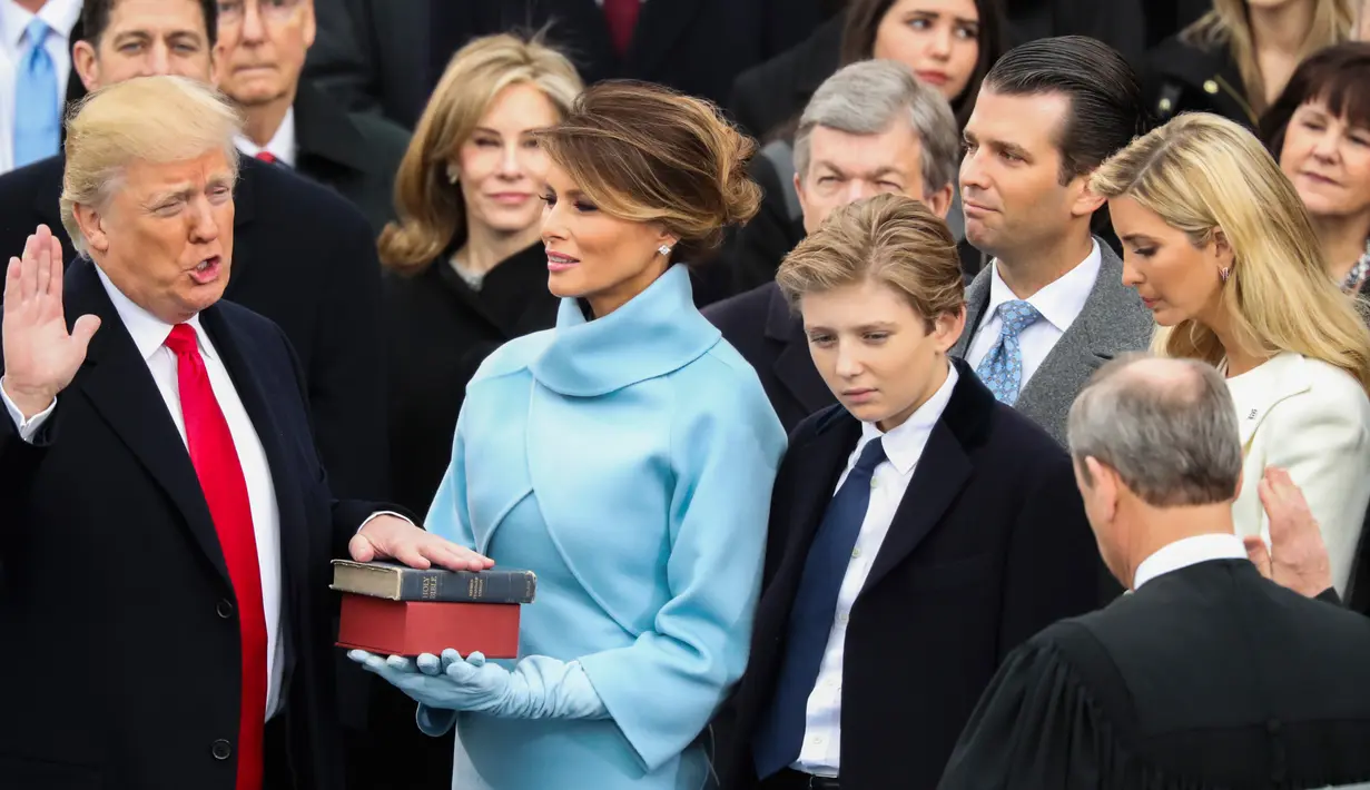 Donald Trump mengucapkan sumpah saat dilantik menjadi Presiden AS di Capitol Hill, Washington DC, AS, Jumat (20/1). Donald Trump  kini resmi menjadi Presiden AS ke-45 (AP Photo)